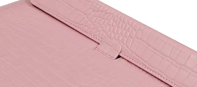 Kroko-Prägung und Lasche im Detail in Altrosa
