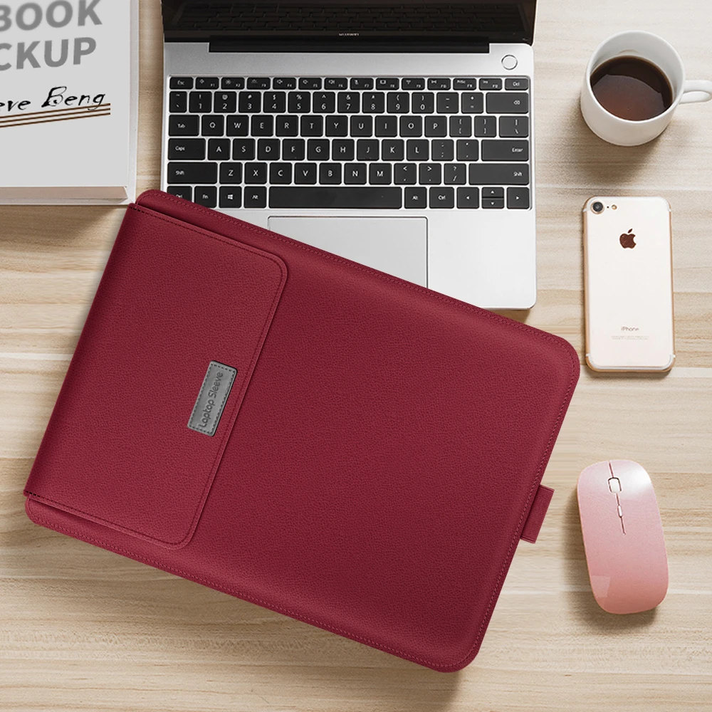 Mara in Rubinrot geschlossen, Lifestyle Top-Down neben MacBook und Maus