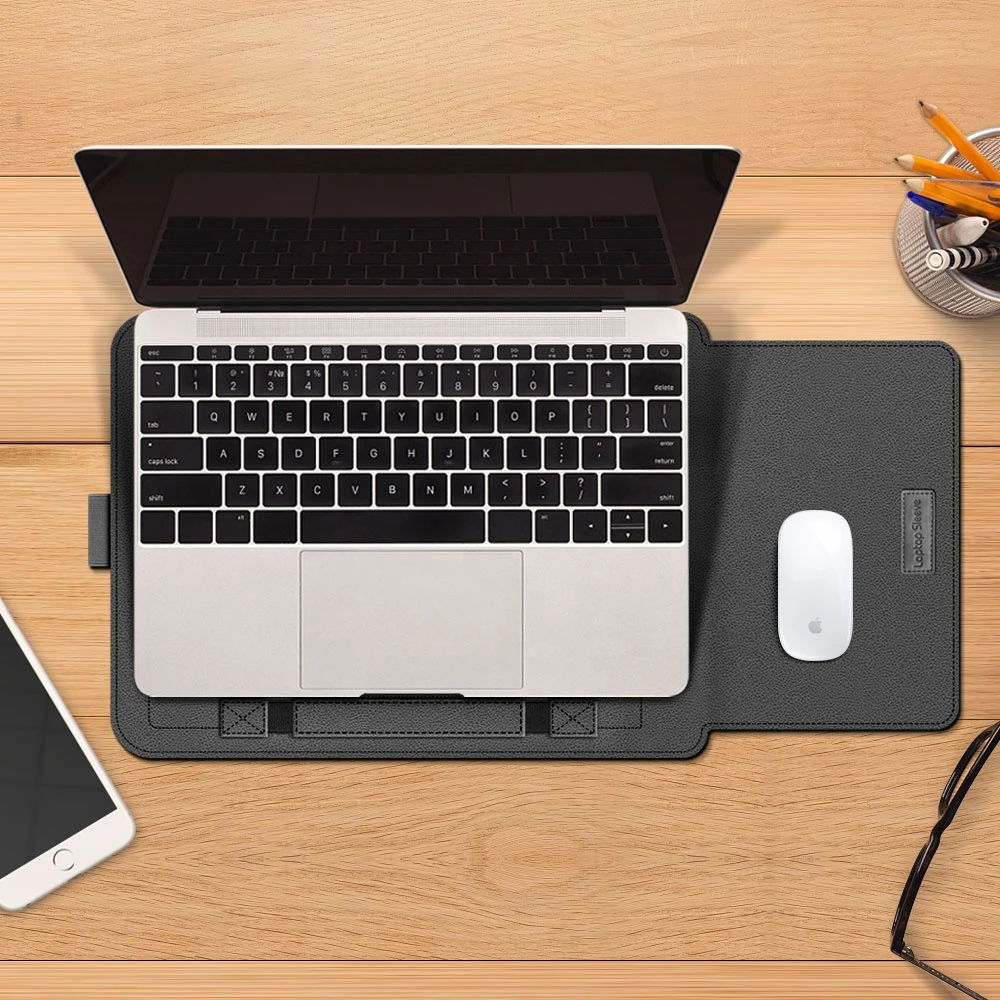 Mara geöffnet als Mauspad mit MacBook und Maus auf Holzschreibtisch